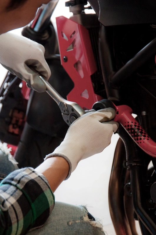 Dreng der reparerer knallert