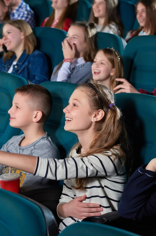 teenagere i biografen
