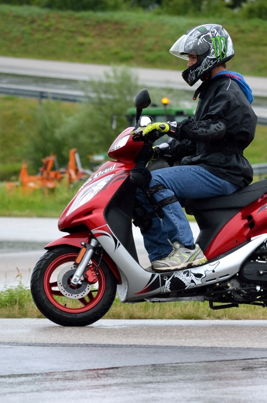 Ung mand på knallert