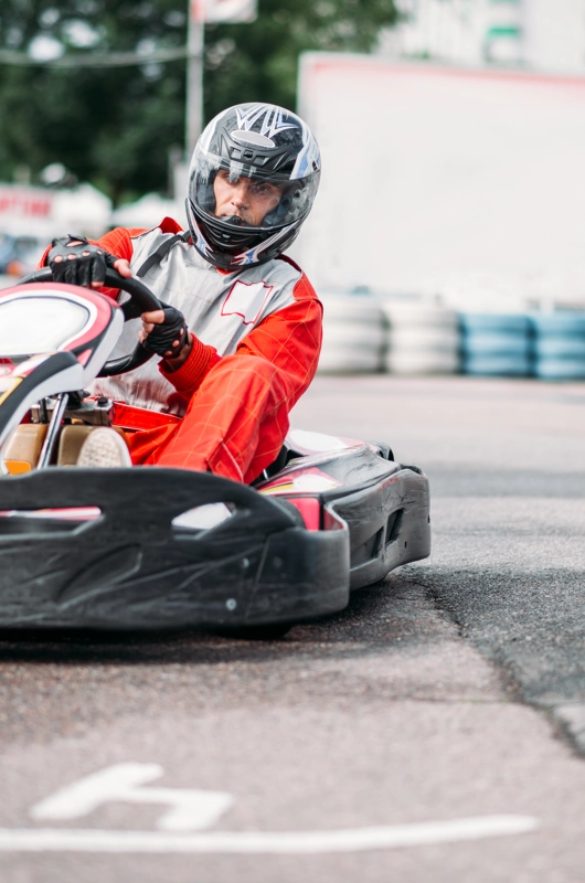 Ung mand der kører i Go-Cart